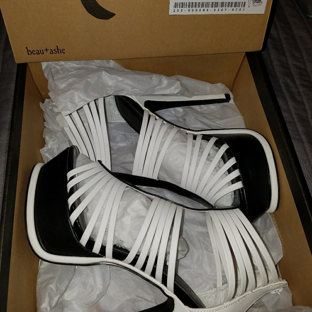 SO CUTE ON!😉STRAPPY heels black& white 7.5